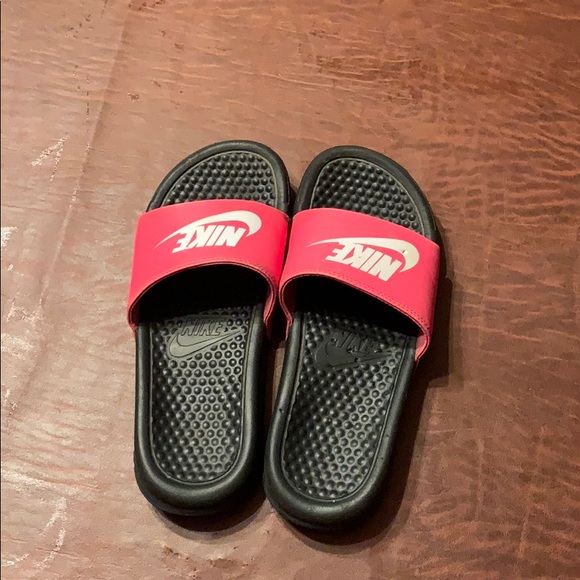youth nike flip flops